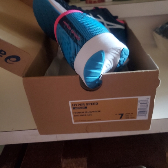 ASICS womans size 7 brand new in box - Picture 3 of 3